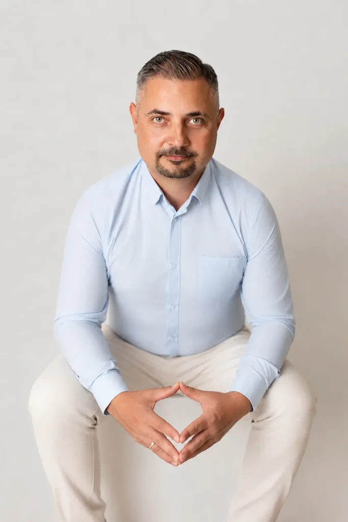 Doradca Łasica Home Solutions w jasnej koszuli – pomoc przy zadłużonej nieruchomości, Sochaczew