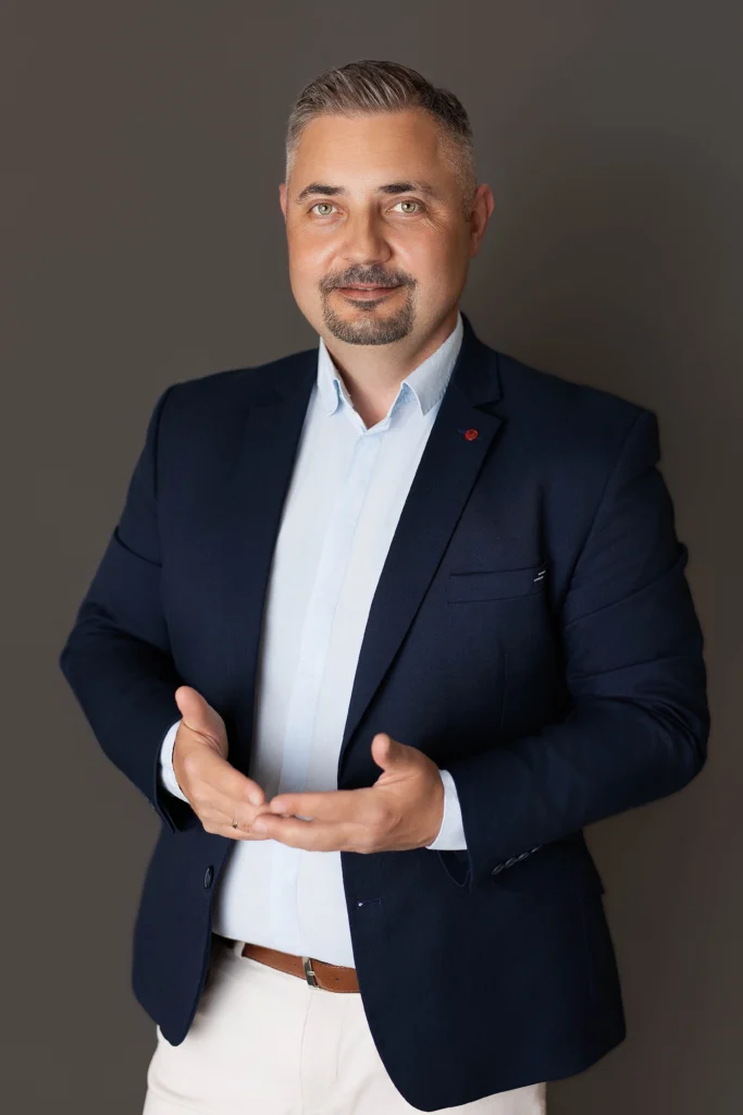 Doradca Łasica Home Solutions w granatowej marynarce – pomoc w sprawach spadkowych dotyczących nieruchomości
