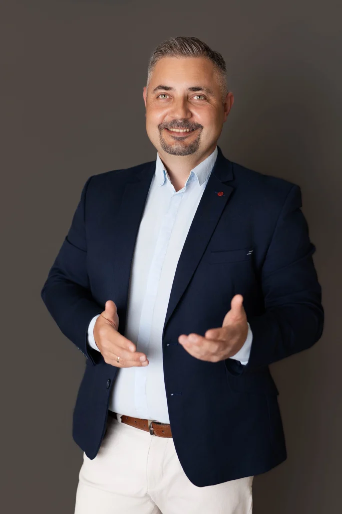 Doradca Łasica Home Solutions w granatowej marynarce – odnajdywanie spadkobierców i właścicieli nieruchomości