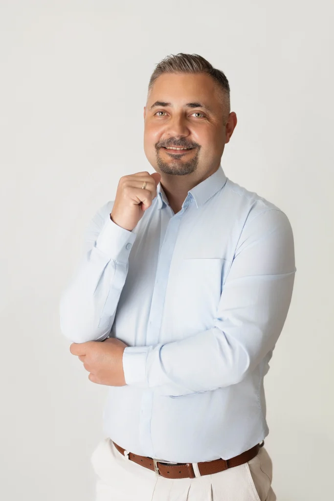 Specjalista Łasica Home Solutions w jasnej koszuli w zamyśleniu – pomoc w trudnej sytuacji z nieruchomością