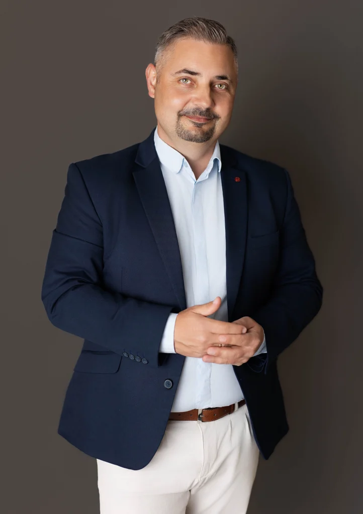 Specjalista od trudnych nieruchomości Łasica Home Solutions w granatowej marynarce – Sochaczew i okolice